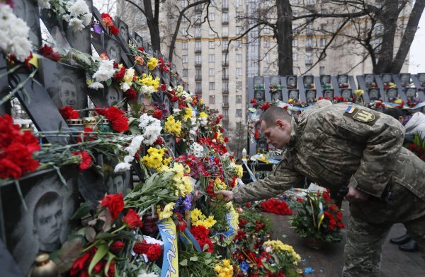 Ukrajinski vojnik odaje počast žrtvama prosvjeda na trgu Majdanu