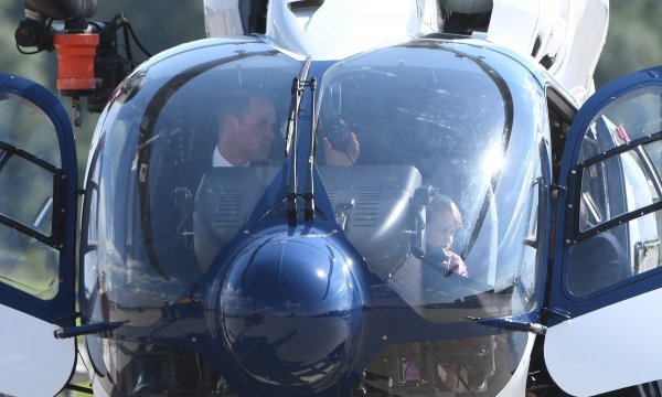 Princ William za komandama helikoptera u kojem je njegova obitelj noćna je mora kraljice Elizabete