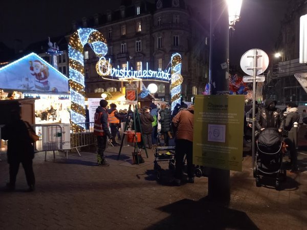 Na ulazak na jedan od božićnih sajmova u Strasbourgu čeka se strpljivo u redu dok se ne predoči covid potvrda