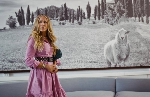 Sarah Jessica Parker s upečaljvim remenom sa zakovicama