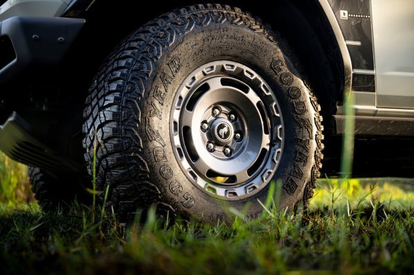 Ford Bronco Everglades (Desert Sand boja pijeska)