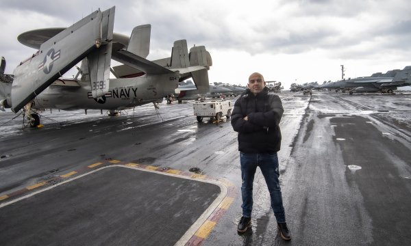 Novinar tportala Damir Petranović na nosaču aviona / Arhivska fotografija