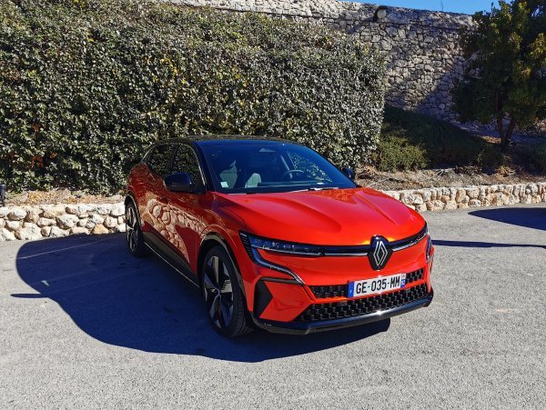 Renault Mégane E-TECH Electric - Techno verzija (Flame Red crvena)