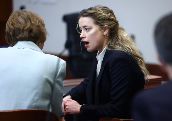 Amber heard sebe je prozvala 'žrtvom obiteljskog zlostavljanja'