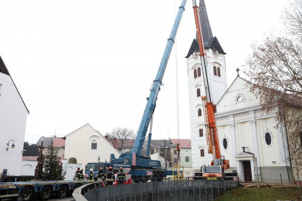 Uklanjanje kape zvonika na sisačkoj katedrali