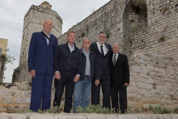 Na zidiću preko puta Pomorske škole u Zadru na kojem se i danas okupljaju učenici za vrijeme velikog odmora