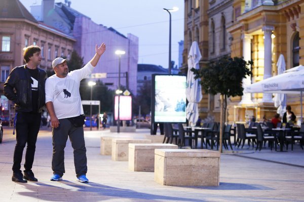 Namjera mu je bila pokazati Zagreb Goranu Bogdanu, a razgovor Prtenjače i slavnog glumca završio je, a gdje drugdje nego na kontroverznom trgu 