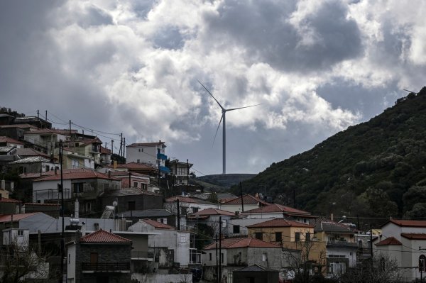 Vjetroturbina iznad sela Petries, Agii Apostoli, Grčka