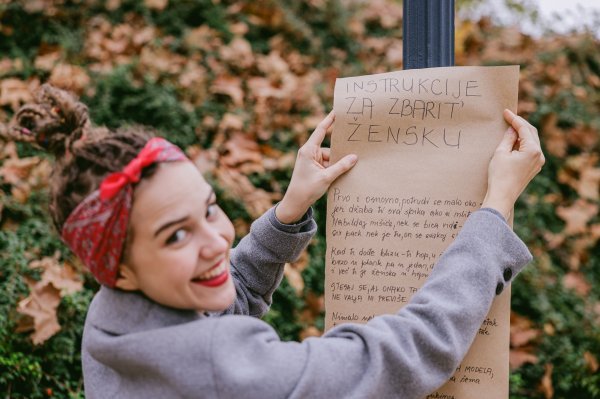 Ena Rajić se za studentskih dana počela se baviti snimanjem video sadržaja koji je objavljivala na društvenim mrežama i oduševljavala publiku, a prije tri godine počela je pisati i izvoditi spoken word poeziju