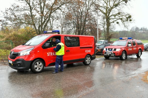 Poljska policija provodi kontrolu u selu Przewodów dan nakon raketnog udara.