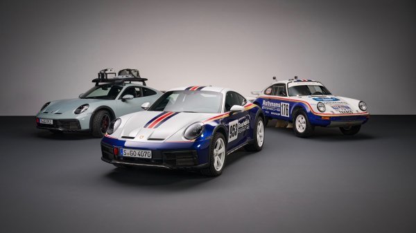 Novi Porsche 911 Dakar i legendarni model iz 1984. 911 Carrera 3.2 4x4 Paris-Dakar (desno)