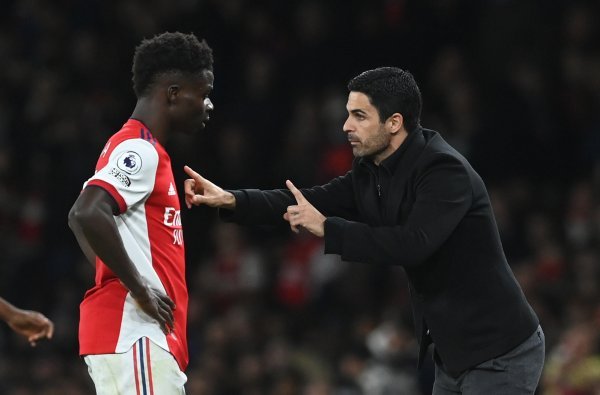 Bukayo Saka i trener Mikel Arteta