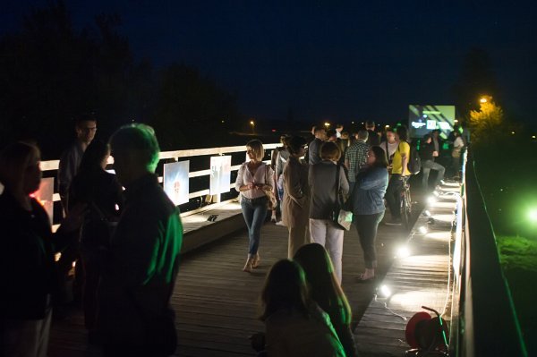 Noćna izložba na starom mostu na Korani Foto dani mladih