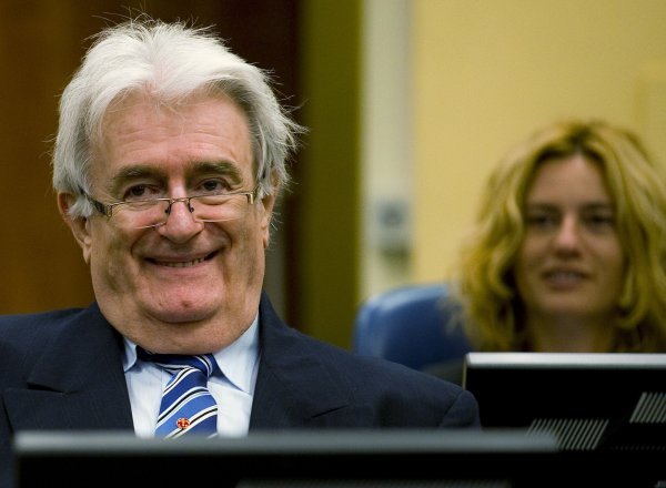 Radovan Karadžić se smije haškim sucima