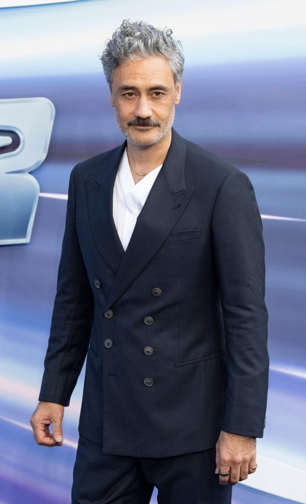 Taika Waititi zna kako se nosi odijelo na dvoredno kopčanje