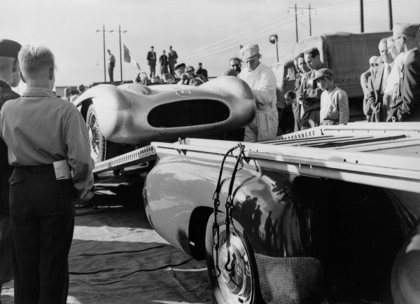 'Plavo čudo': Fotografija snimljena na Velikoj nagradi Švedske u Kristianstadu, 7. kolovoza 1955. Utovar ili istovar trkaćeg sportskog automobila Mercedes-Benz 300 SLR (W 196 S). (Broj indeksa fotografije u arhivi Mercedes-Benz Classic: R7797)