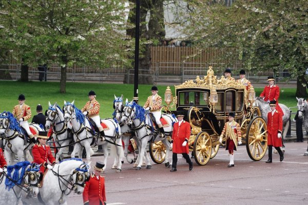 Kralj Charles III. i kraljica supruga Camilla u kočiji