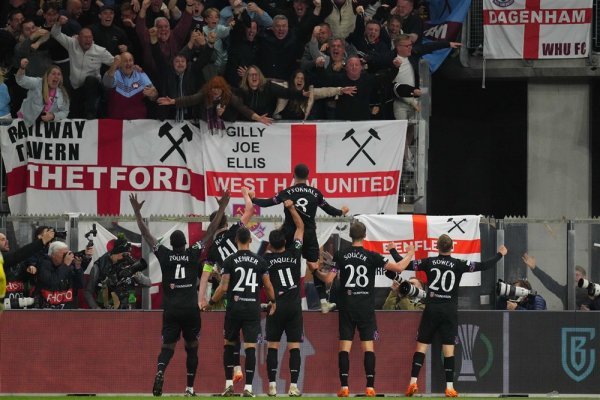 Slavlje igrača i navijača West Hama 