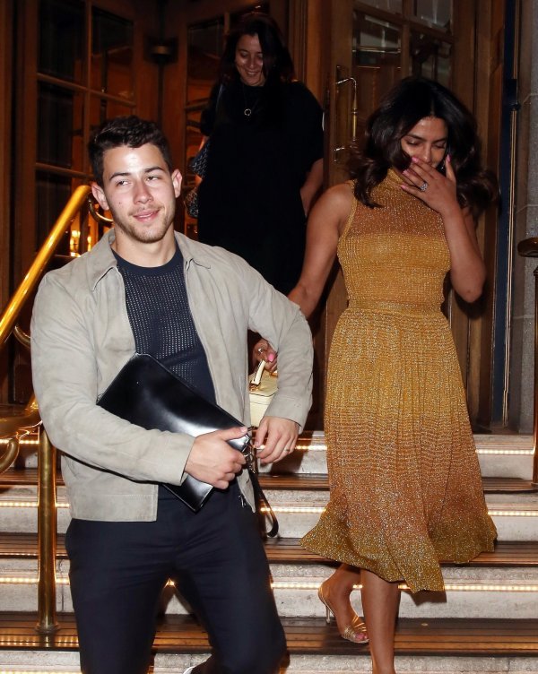 Nick Jonas i Priyanka Chopra (u haljini s potpisom Ulle Johnson)