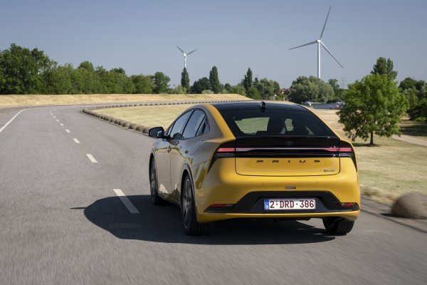 Toyota Prius Plug-in Hybrid 220