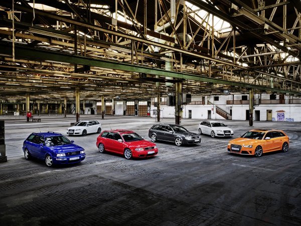 S lijeva na desno: Audi RS 2 Avant, Audi RS 4 Avant (Typ B7), Audi RS 4 Avant (Typ B5), Audi RS 6 Avant (Typ C5), Audi RS 4 Avant (Typ B7), Audi RS 4 Avant (tip B8)