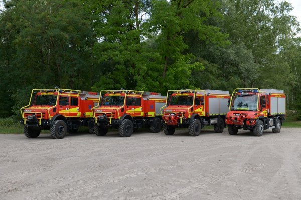 Dvije identične cisterne Unimog U 5023 TLF-W, vozilo za spašavanje Unimog U 5023 RW-HG, kompaktno vozilo za spašavanje Unimog U 323 RW-K