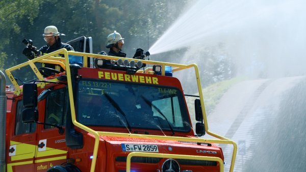 Cisterna Unimog U 5023 TLF-W s dvostrukom kabinom simulira gašenje požara