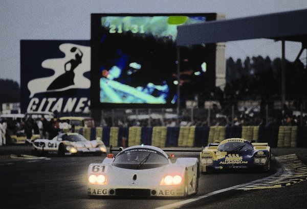 Prototip sportskog automobila Sauber-Mercedes C 9 sa startnim brojem 61 (Kenny Acheson, Mauro Baldi, Gianfranco Brancatelli)