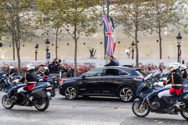 DS 7 u srcu parade na Champs-Élyséesu: Predsjednik Macron i kralj Charles III zajedno u luksuznom terencu