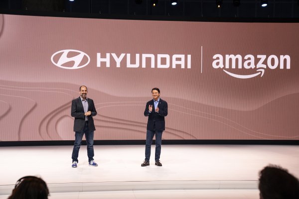 Marty Mallick, potpredsjednik svjetskog korporativnog poslovnog razvoja, Amazon i José Muñoz, predsjednik i globalni COO, Hyundai Motor Company te predsjednik i glavni izvršni direktor Hyundai Motor North America