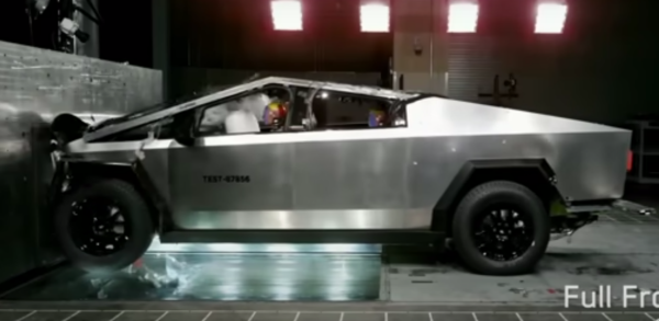 Tesla Cybertruck na crash testu