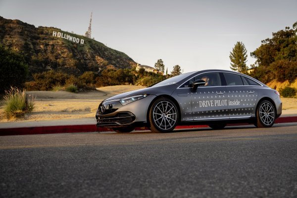 Mercedes-Benz dobio odobrenja za tirkizno obojena svjetla za automatiziranu vožnju