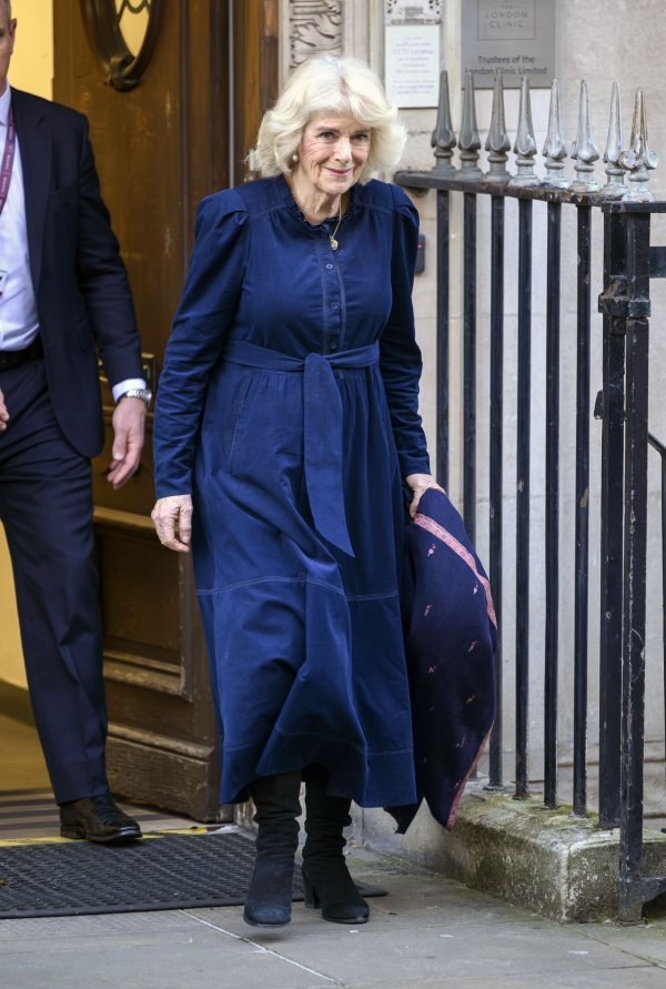 kraljica Camilla napušta londonsku bolnicu u kojoj se liječe princ Charles i Kate Middleton