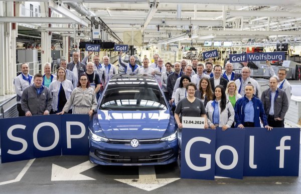 Novi VW Golf krenuo u serijsku proizvodnju: Golf Style u anemona plavoj metalik boji prvi primjerak