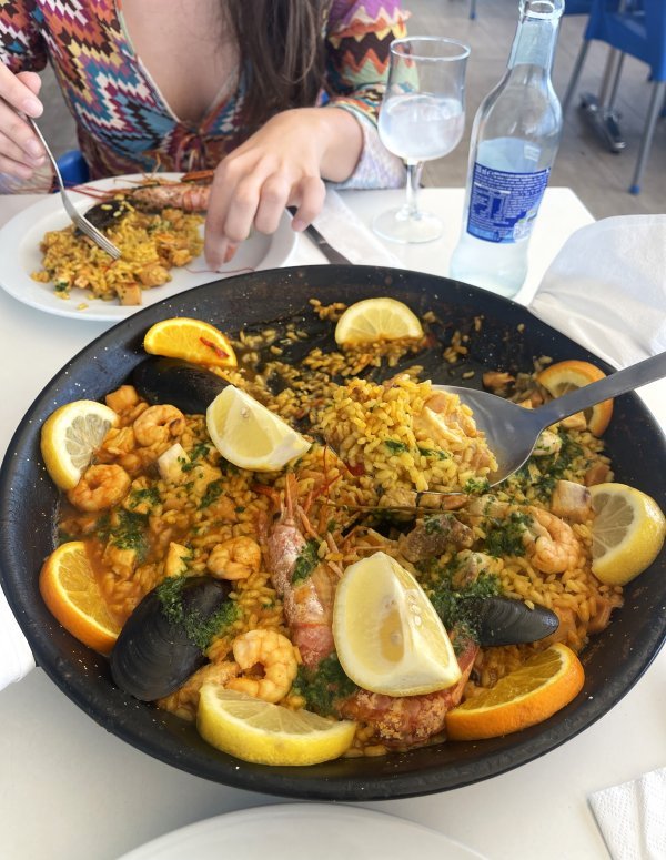Paella s morskim plodovima u restorano El Lago