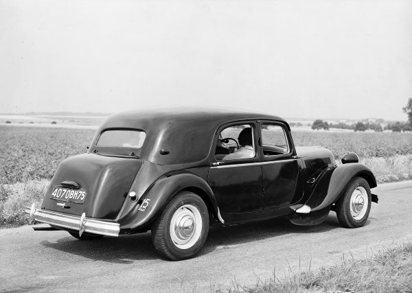 Traction Avant 15 Six na seoskoj cesti 1952.