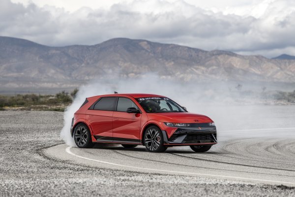 Proizvodni Hyundai IONIQ 5 N testira vozač Robin Shute za Pikes Peak International Hill Climb u California Cityju, Kalifornija, 5. travnja 2024.