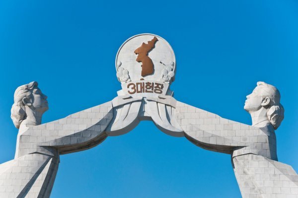 Spomenik Trima poveljama u Pjongjangu, Sjeverna Koreja
