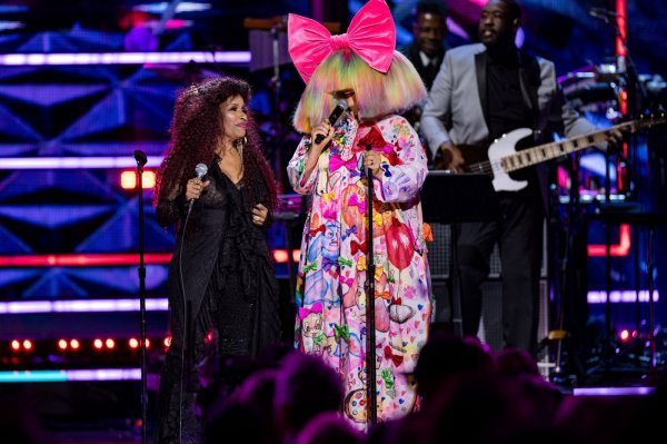 Sia (i dalje nastupa pod perikom) kao gošća Chake Khan prilikom njezinog nedavnog primanja u Rock n'Roll kuću slavnih