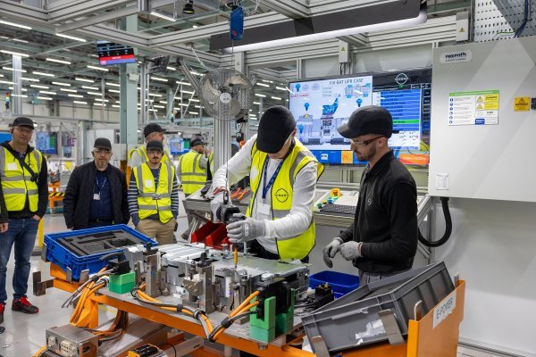 Bili smo u tvornici Sunderland na pokretanju proizvodnje osvježenog Nissan Qashqaija (na slici novinar Autozone Z.M. sastavlja bateriju novog Qashqaija)