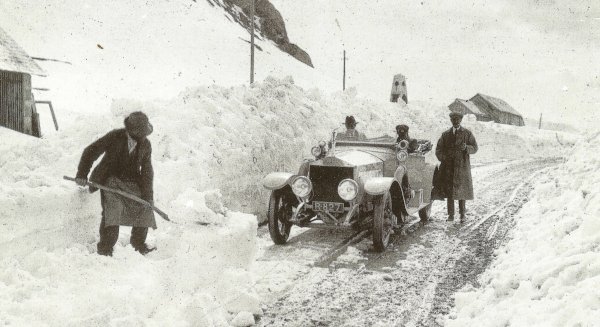 Radleyev Rolls-Royce Silver Ghost čeka čišćnje snijega na prijevoju Pordoi na putu prema Beču i stratu utrke Alpenfahrt 1913.