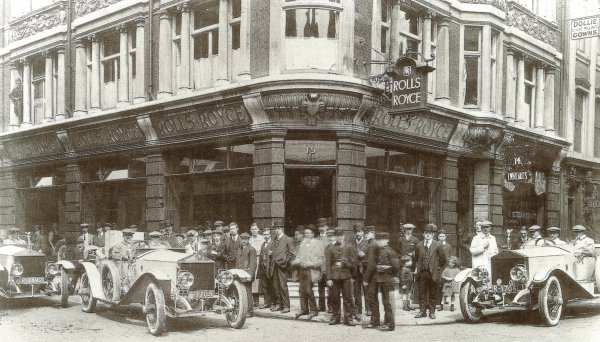 Tri Rolls-Royce Silver Ghosta ispred Rolls-Royce izložebnog salona u Londonu 2.svibnja 1913.