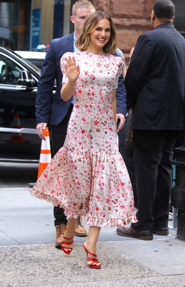 Natalie Portman u haljini Vampire's Wife u New Yorku 2019.