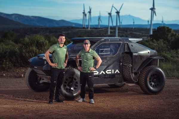 Dacia Sandrider za Dakar 2025 - test Château de Lastours, vozač Sebastien Loeb (desno)