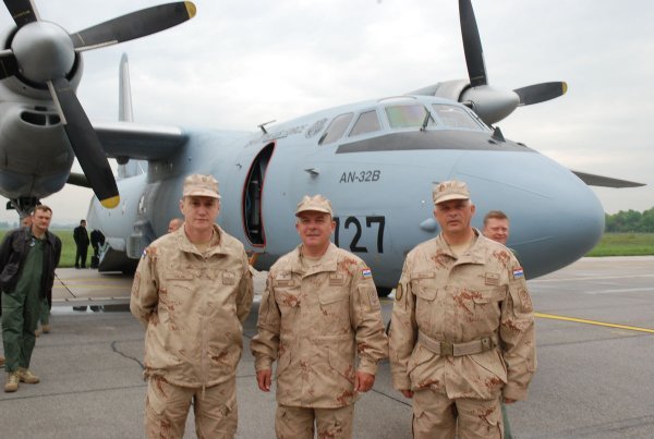 Generali Zdilar, Bagarić i Škunca u svibnju 2009. na povratku iz Afganistana u Antonovu An-32B u koji je udario grom