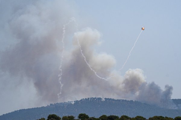 Vidi se tračak dima dok izraelski sustav protuzračne obrane presreće rakete ispaljene iz Libanona