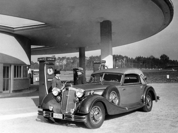 Benzinska postaja uz autocestu u Njemačkoj krajem 1930-ih godina. Horch 853 sportski kabriolet (1935. - 1940.) puni se mješavinom benzina i benzena koja je bila uobičajena u to vrijeme.