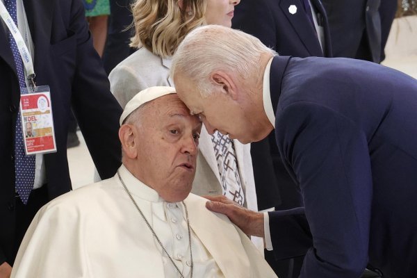 Papa Franjo i Joe Biden na samitu G7 u Italiji