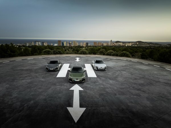 Audi RS e-tron GT (Nimbus gray perl effect), Audi RS e-tron GT performance (Bedford green metallic), Audi S e-tron GT (Florett silver metallic) (s lijeva na desno)