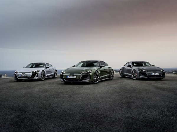 Audi S e-tron GT (Florett silver metallic), Audi RS e-tron GT performance (Bedford green metallic), Audi RS e-tron GT (Nimbus gray perl effect) (s lijeva na desno)
